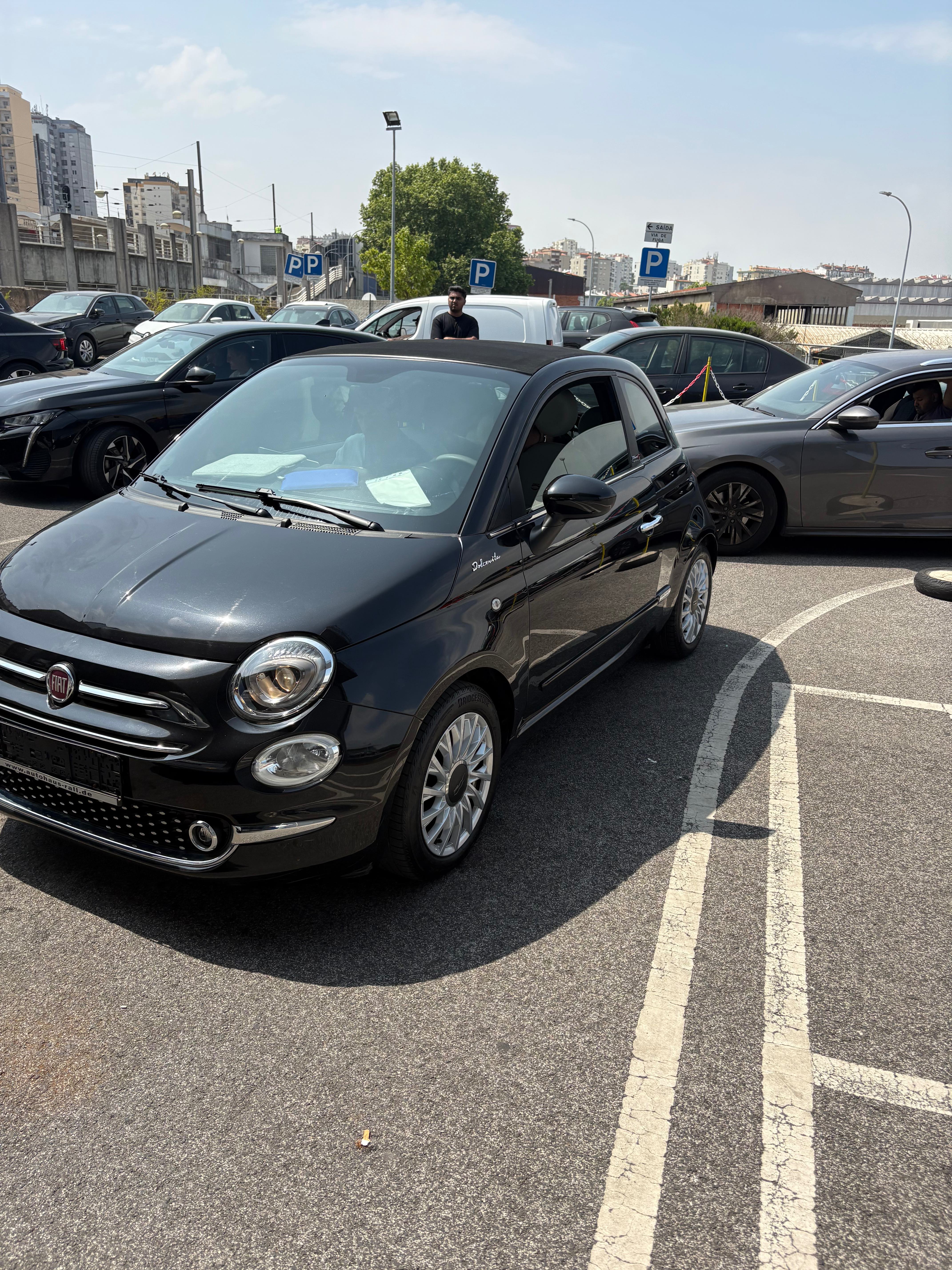 Fiat 500C preto pronto para inspeção