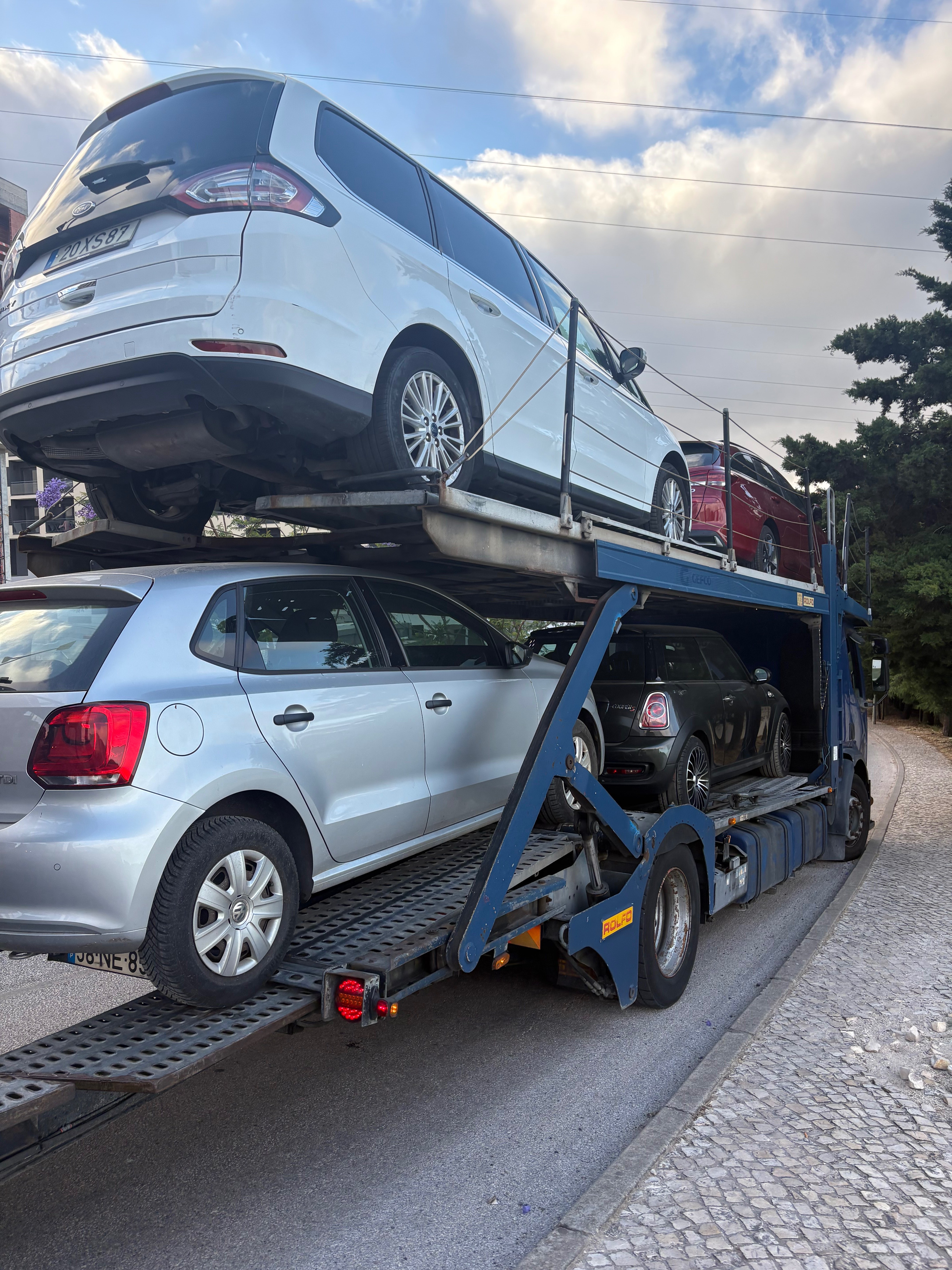 Camião porta-carros Rolfo a descarregar viaturas